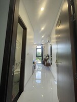 Decoración personalizada, escritorio y espacio para trabajar con laptop 