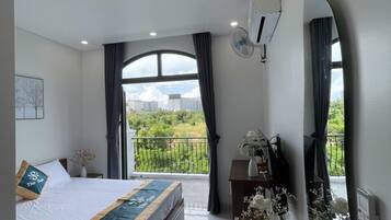 Dobbeltrom for 1 person – deluxe | Individuelt dekorert, skrivebord, skrivebord for bærbar PC og lydisolert