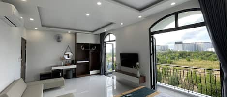 Familiekamer | Individueel gedecoreerd, een bureau, een laptopwerkplek