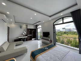 Decoración personalizada, escritorio y espacio para trabajar con laptop 