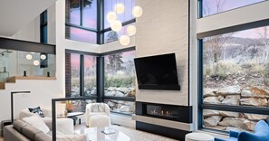 テレビ、暖炉、卓球台