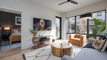 Een televisie en boeken