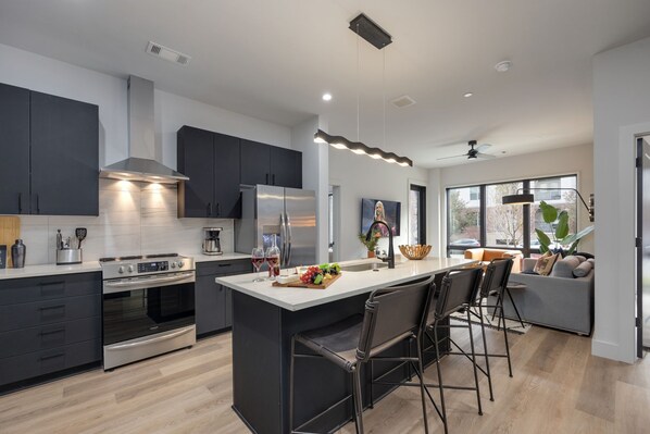 冷蔵庫、電子レンジ、オーブン、コンロ