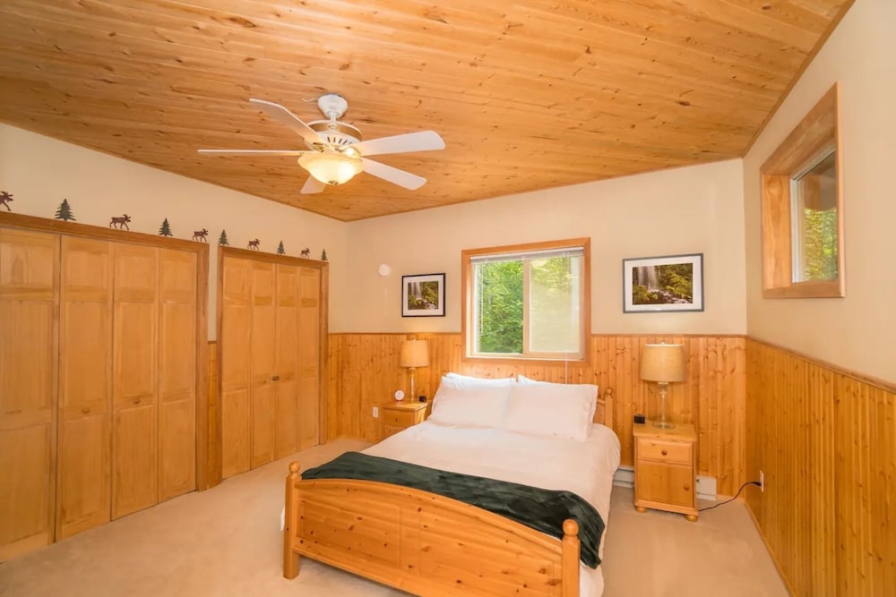 Cabin w/ Hot Tub, BBQ, Hiking, WiFi near Mt. Baker Glacier Vrbo