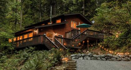 Glacier Hideaway - Mt. Baker Cabin - AC, Hot Tub, BBQ, WiFi, EV