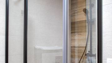 Een douche, een haardroger, handdoeken