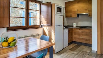 Coffee/tea maker, fridge, microwave, oven