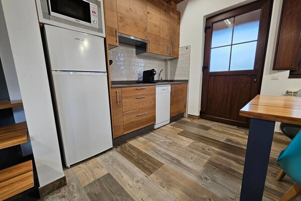 Coffee/tea maker, fridge, microwave, oven