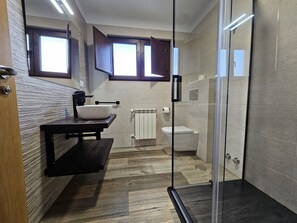 Dusj, hårføner og håndklær