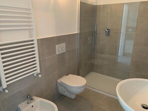 Doccia, asciugacapelli, bidet, asciugamani