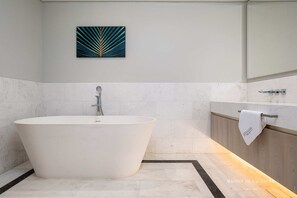 Apartment | Bathroom | Shower, hair dryer, towels - The Palm Tower Corner 1 Bedroom Dubai (Dubai)