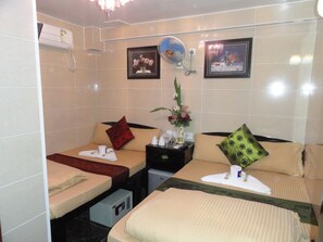 Bathroom - NEW DAY NIGHT HOSTEL (Kowloon)
