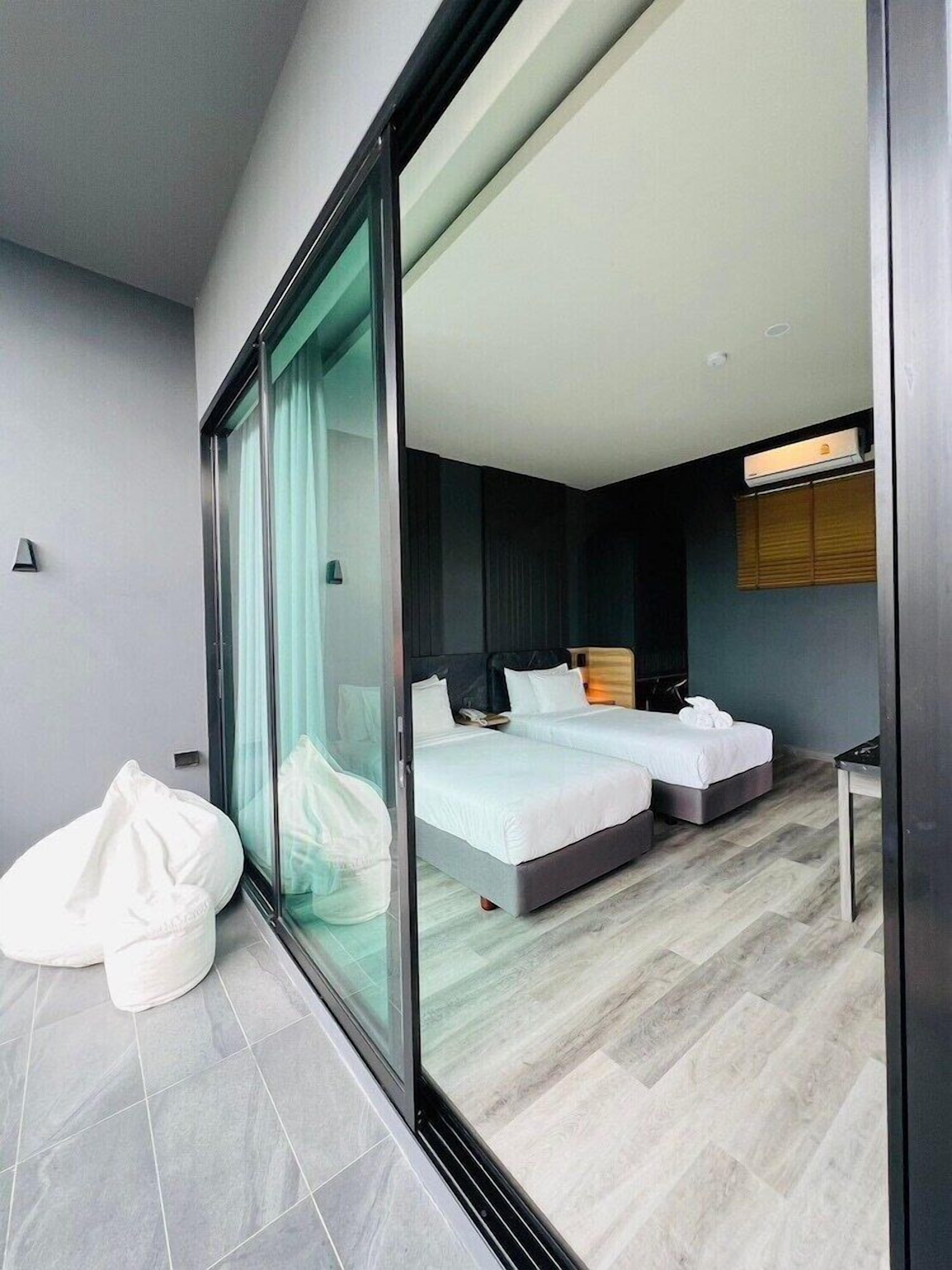 Minibar, desk, iron/ironing board, free WiFi