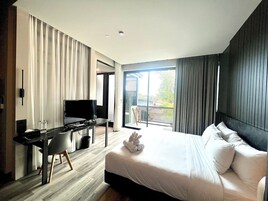 Quarto casal superior | Frigobar, escrivaninha, ferros/tábuas de passar roupa, Wi-Fi de cortesia
