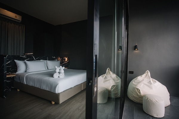 Deluxe Double Room | Minibar, desk, iron/ironing board, free WiFi