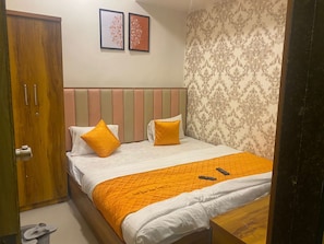 Deluxe Room | 1 bedroom, free WiFi - Hotel Krishna (Gandhinagar)
