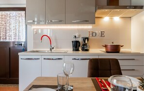 Kylskåp, spishäll, diskmaskin och kaffe- och tebryggare