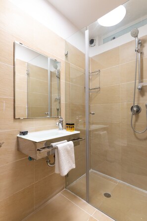 Bathroom shower - Huge & Lovely Unit 2BR 2BT By the beach (Rishon LeTsiyon)