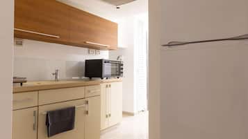 Lemari es besar, microwave, kompor, dan mesin pencuci piring