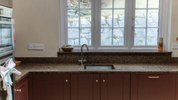 Cottage | Private kitchen | Fridge, dishwasher, electric kettle, toaster