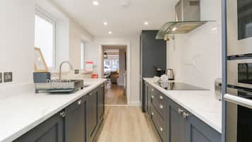 Jääkaappi, astianpesukone, vedenkeitin, leivänpaahdin