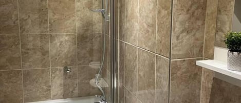 Apartment | Bathroom | Shower, hair dryer, towels, toilet paper