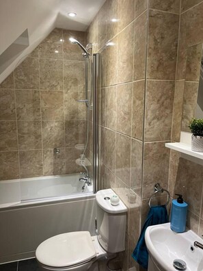 Bathroom - Central Location 2-bed Apartment in Maidstone (Maidstone)