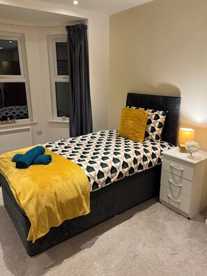 1 habitación, tabla de planchar con plancha, wifi gratis y ropa de cama 