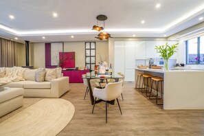 Luxury-Apartment | Wohnbereich | 65-Zoll-Fernseher mit Satellitenempfang, Computerbildschirme, Drucker