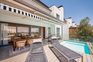 Outdoor pool, pool umbrellas, pool loungers - The Weinberg Urban Pods (Windhoek)