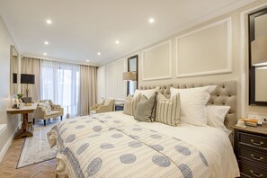 1 bedroom, Egyptian cotton sheets, premium bedding, down comforters - The Weinberg Urban Pods (Windhoek)