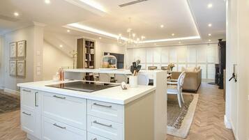 Full-size fridge, microwave, oven, stovetop