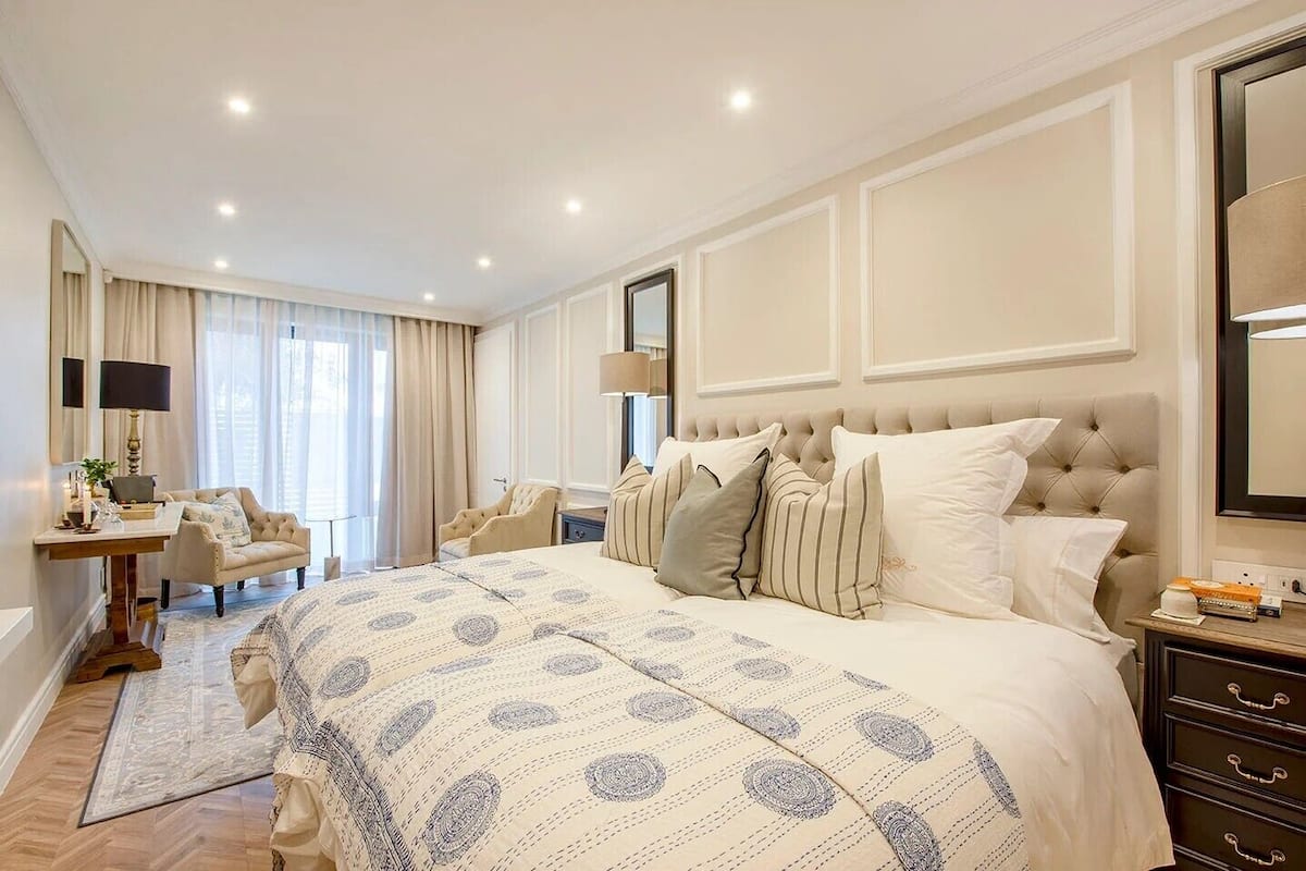 1 bedroom, Egyptian cotton sheets, premium bedding, down comforters