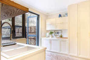 Private kitchen | Full-size fridge, microwave, oven, stovetop