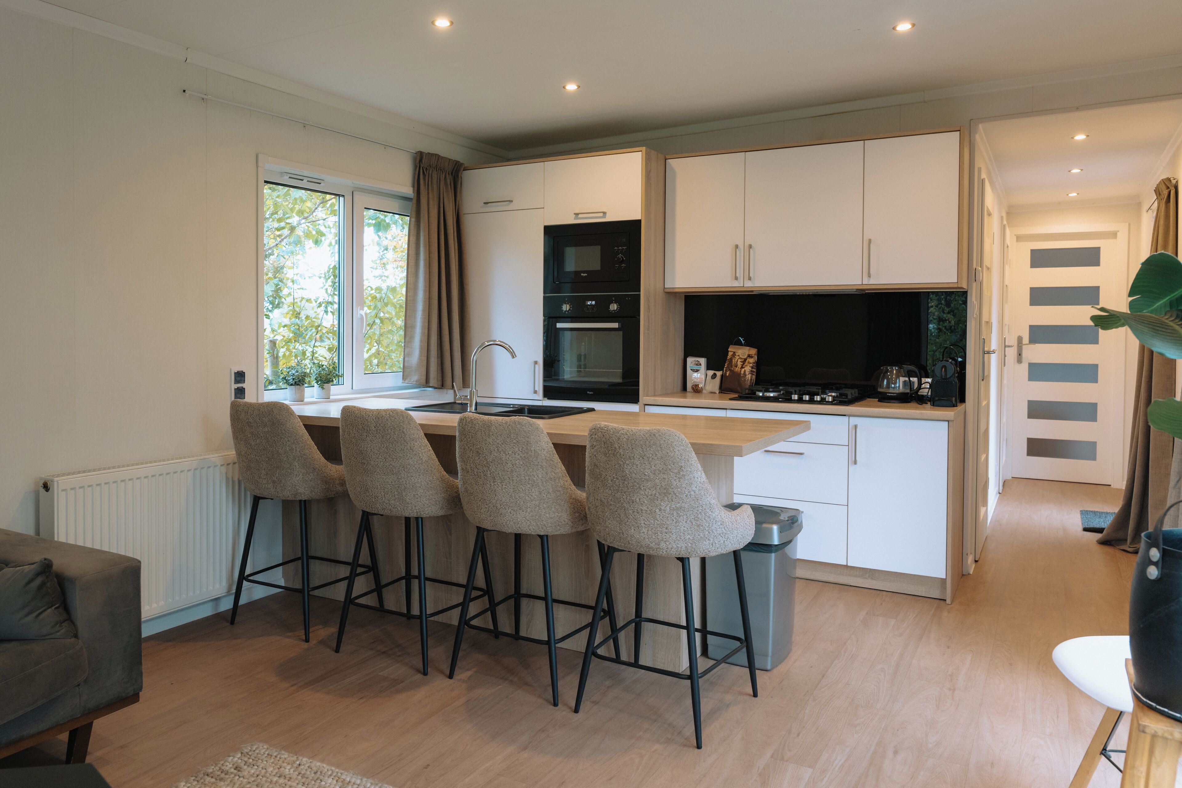 Een koelkast, een magnetron, een kookplaat, een vaatwasser