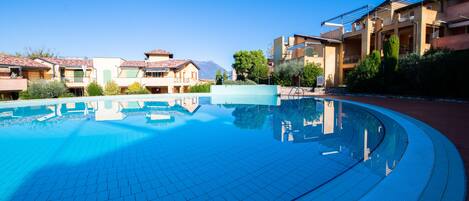 حمّام سباحة خارجي موسمي