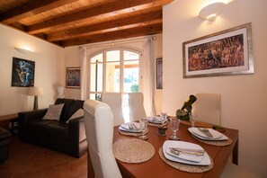 Leilighet – club | Oppholdsområde | En 43-tommers Flatskjerm-TV med digitale kanaler