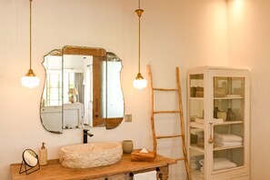 Deluxe Villa | Bathroom
