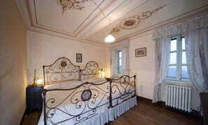 Triple Room | Premium bedding, memory foam beds, free WiFi, bed sheets - tenuta la violina (Asti)