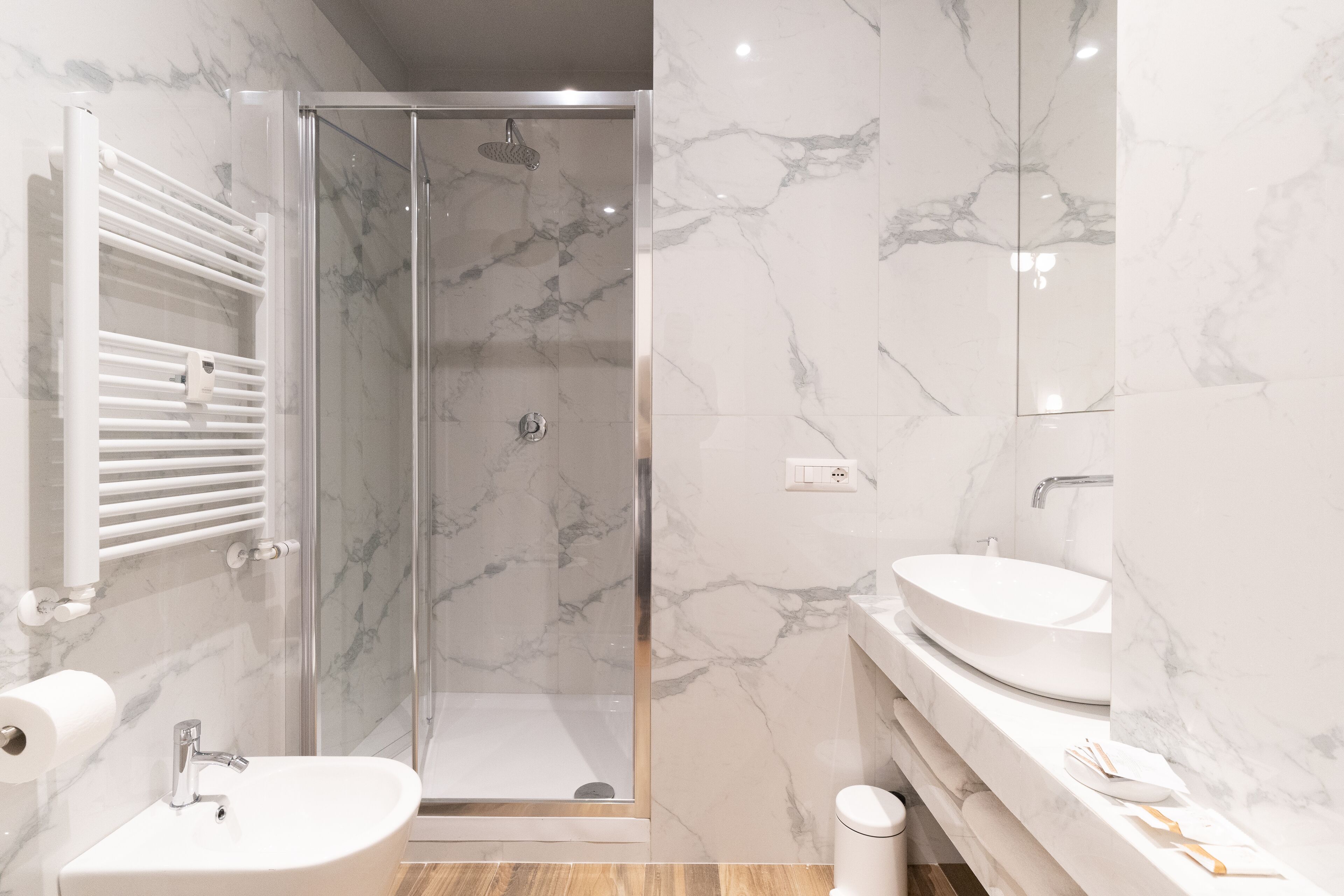 Douche, séchoir à cheveux, bidet, serviettes fournies