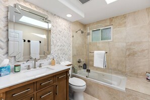 Een haardroger, shampoo