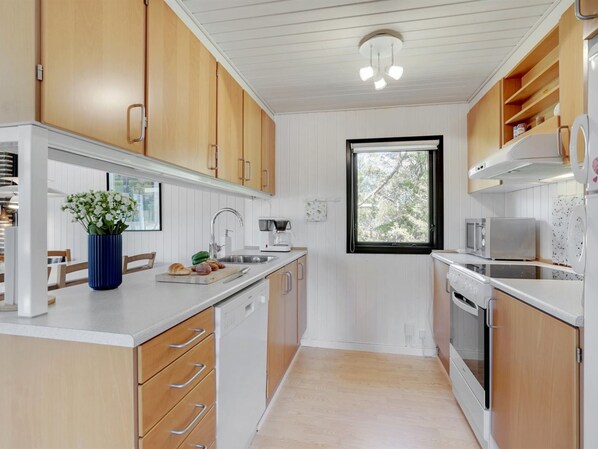 Fridge, microwave, dishwasher, cookware/dishes/utensils