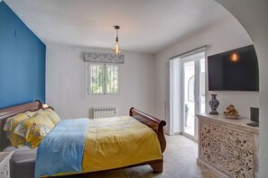 3 bedrooms, iron/ironing board, WiFi, bed sheets - Lovely modern villa with every amenity in quiet setting  but close to Javea (Jesus Pobre, Javea,)
