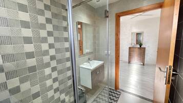 Serviettes fournies, savon, papier toilette