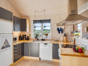 Refrigerador, microondas, lavavajillas, utensilios de cocina