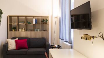 Estudio urbano | Escritorio, tabla de planchar con plancha, wifi gratis y ropa de cama