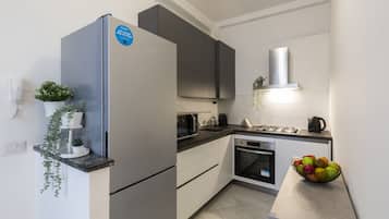 Estudio urbano | Cocina privada | Refrigerador con congelador, microondas, horno y parrilla de estufa