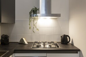 Studio – city | Eget kjøkken | Kjøleskap, mikrobølgeovn, ovn og kokeplater