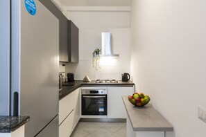 City Studio | Private kitchen | Full-size fridge, microwave, oven, stovetop - notaMi - Just Home Sant'Agostino (Milan)