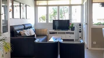 Una televisión, una mesa de tenis de mesa